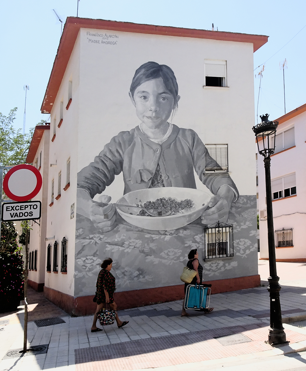 immense portrait noir-et-blanc d'une fillette recouvre la façade d'un immeuble